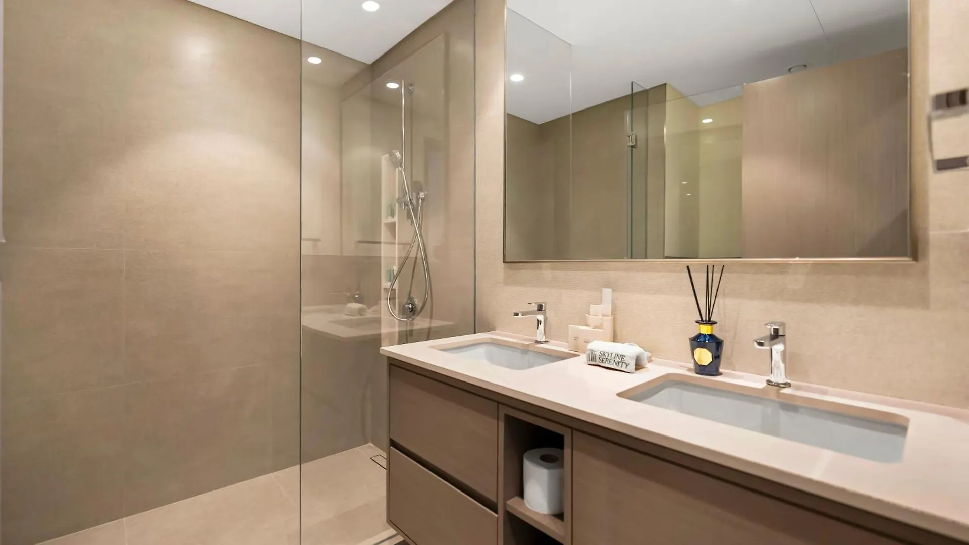Crown Jewel 2 Bedroom Apartments I Iconic Burj Khalifa And Fountain Views I Free Parking, Gym, Pool, Wi-Fi And Ps5 I By Skyline Serenity Dubaj