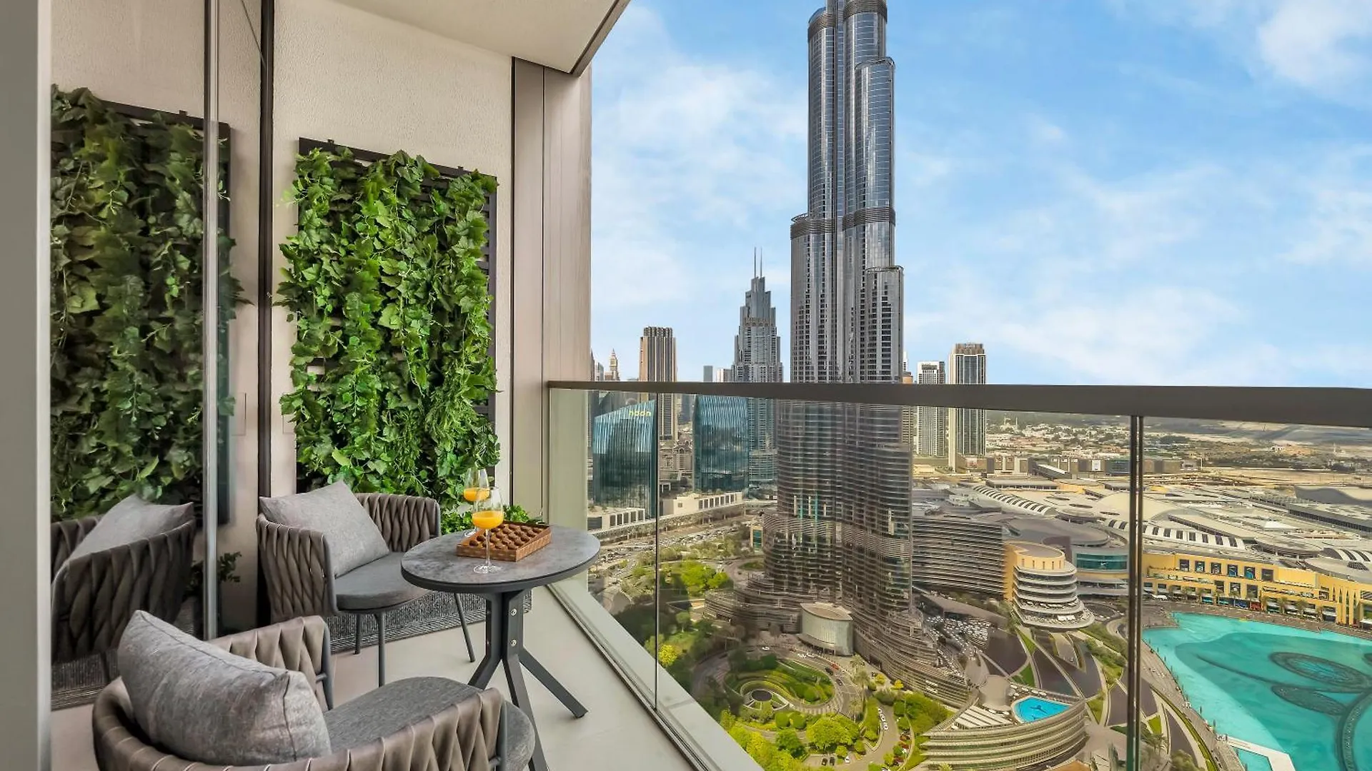Crown Jewel 2 Bedroom Apartments I Iconic Burj Khalifa And Fountain Views I Free Parking, Gym, Pool, Wi-Fi And Ps5 I By Skyline Serenity Dubaj
