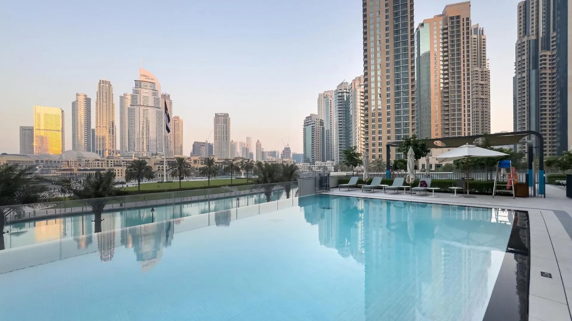 Crown Jewel 2 Bedroom Apartments I Iconic Burj Khalifa And Fountain Views I Free Parking, Gym, Pool, Wi-Fi And Ps5 I By Skyline Serenity Dubaj 0*,  Spojené arabské emiráty