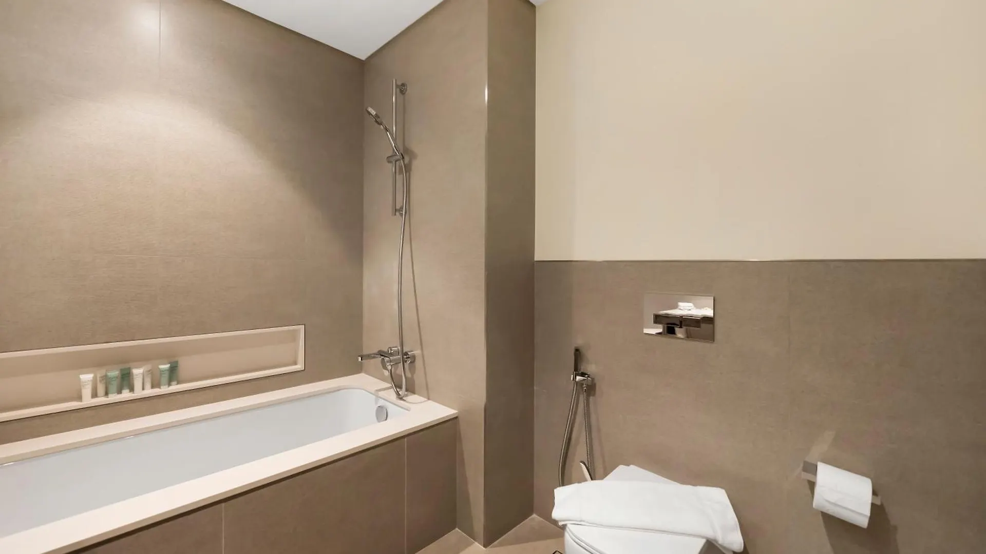 Crown Jewel 2 Bedroom Apartments I Iconic Burj Khalifa And Fountain Views I Free Parking, Gym, Pool, Wi-Fi And Ps5 I By Skyline Serenity Dubaj
