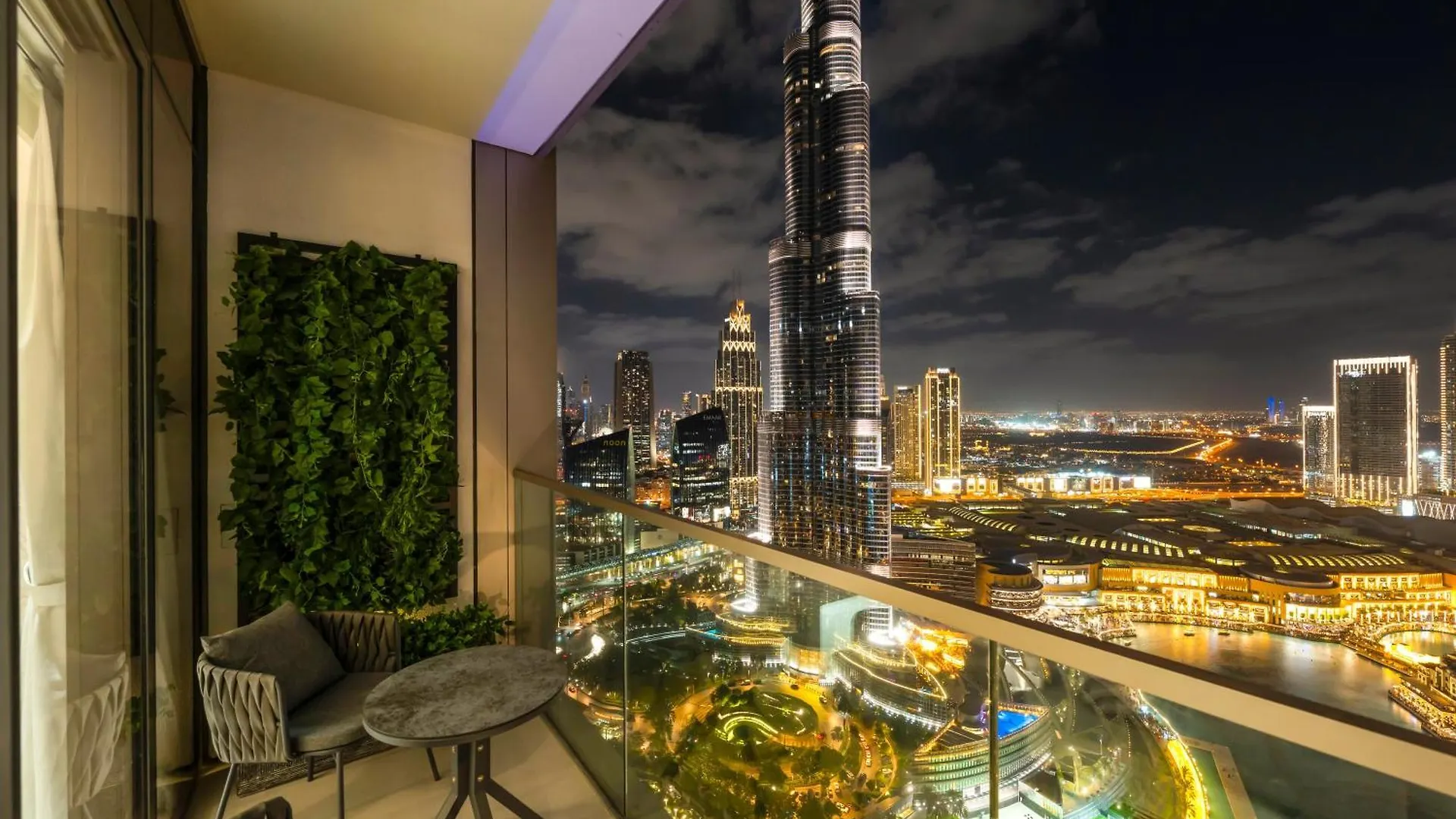 Crown Jewel 2 Bedroom Apartments I Iconic Burj Khalifa And Fountain Views I Free Parking, Gym, Pool, Wi-Fi And Ps5 I By Skyline Serenity Dubaj