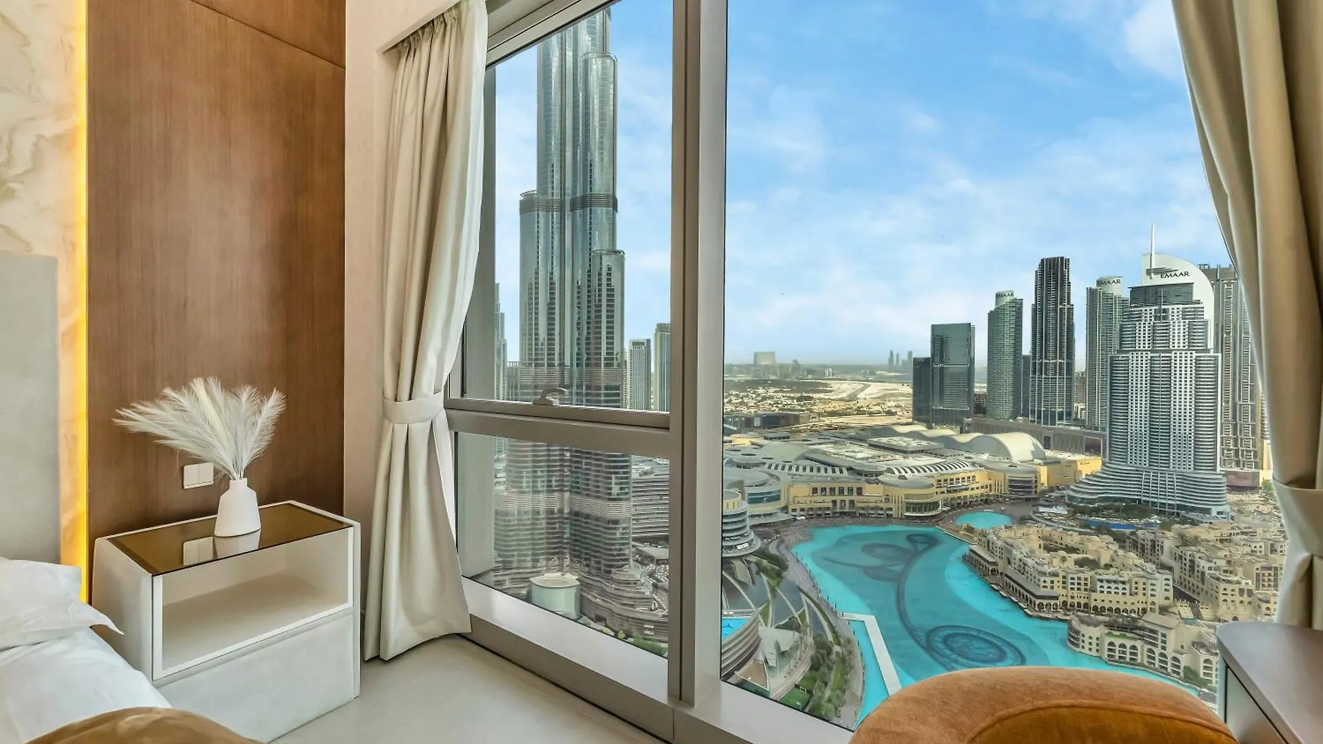 Crown Jewel 2 Bedroom Apartments I Iconic Burj Khalifa And Fountain Views I Free Parking, Gym, Pool, Wi-Fi And Ps5 I By Skyline Serenity Dubaj