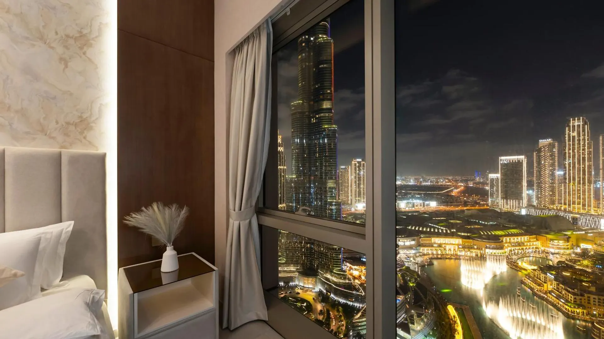 Crown Jewel 2 Bedroom Apartments I Iconic Burj Khalifa And Fountain Views I Free Parking, Gym, Pool, Wi-Fi And Ps5 I By Skyline Serenity Dubaj