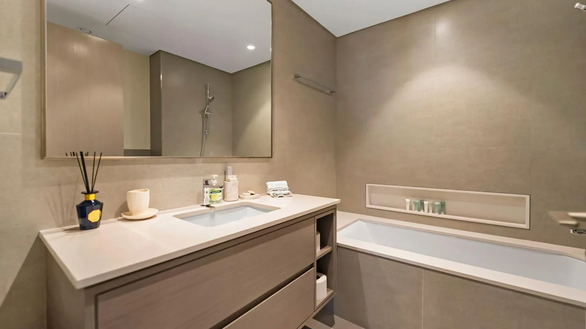Crown Jewel 2 Bedroom Apartments I Iconic Burj Khalifa And Fountain Views I Free Parking, Gym, Pool, Wi-Fi And Ps5 I By Skyline Serenity Dubaj