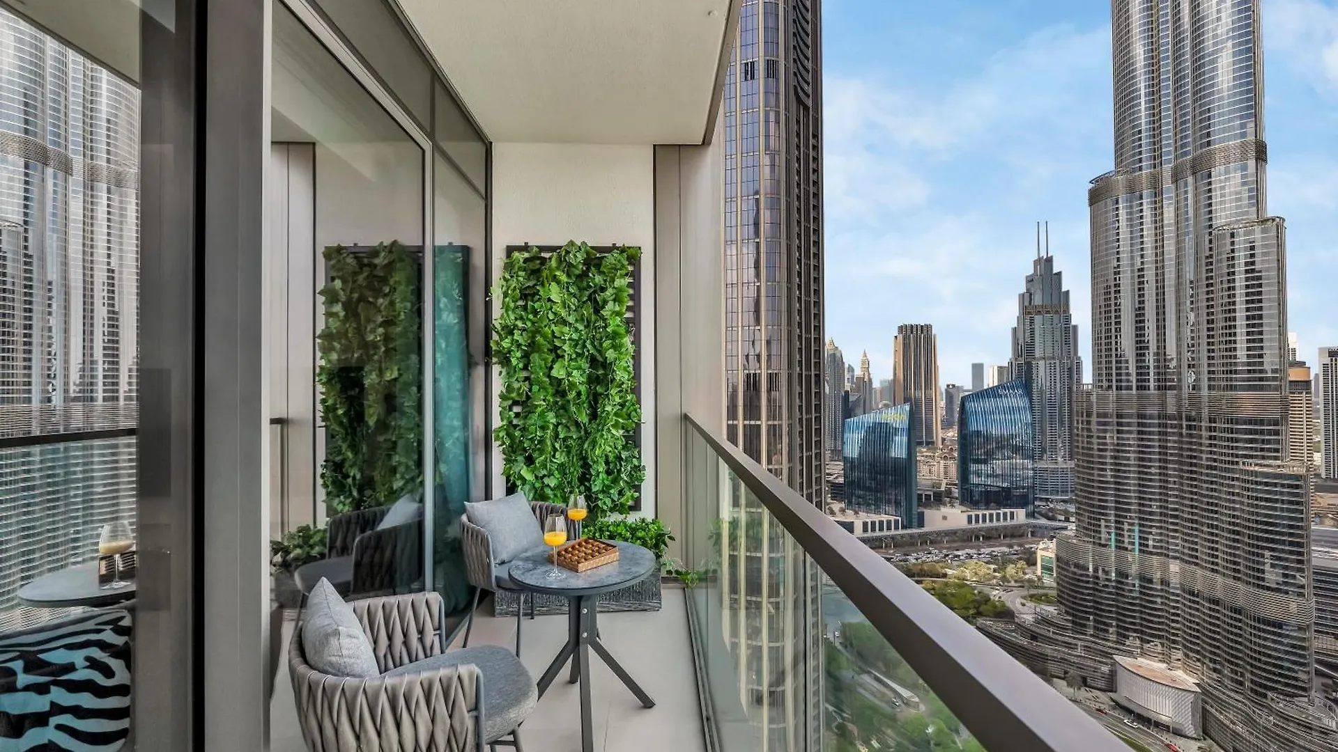Crown Jewel 2 Bedroom Apartments I Iconic Burj Khalifa And Fountain Views I Free Parking, Gym, Pool, Wi-Fi And Ps5 I By Skyline Serenity Dubaj